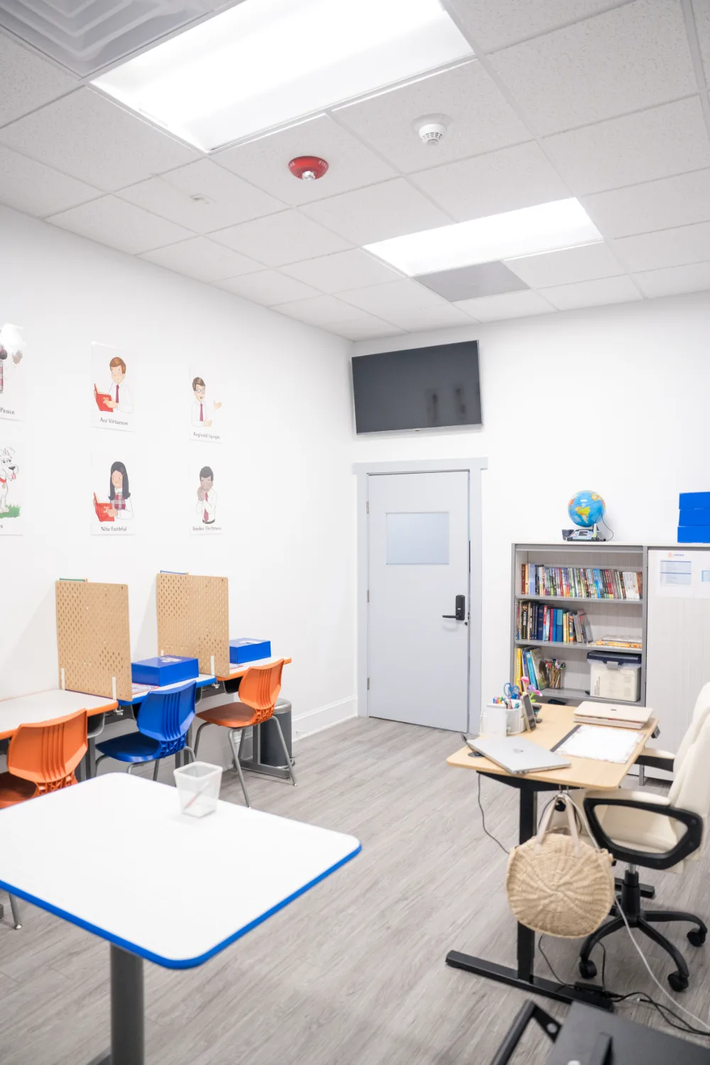 A Judah Christian Academy classroom with a bookshelf, globe and reading materials.
